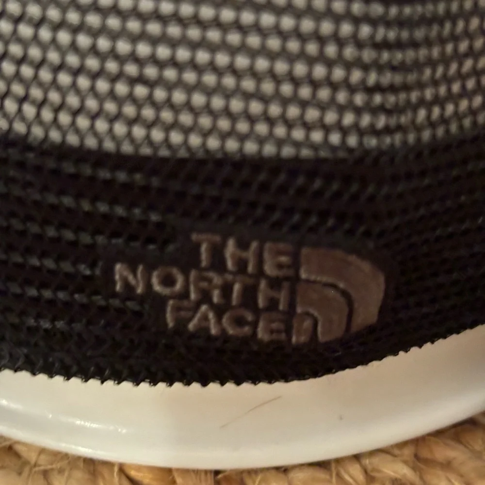 The North Face Htey:Black Mesh Snap‎ Back Trucker Hat New With Tags unisex